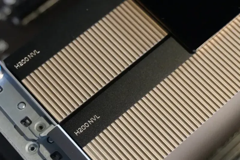 Due NVIDIA H200 NVL montate in un sistema in assemblaggio