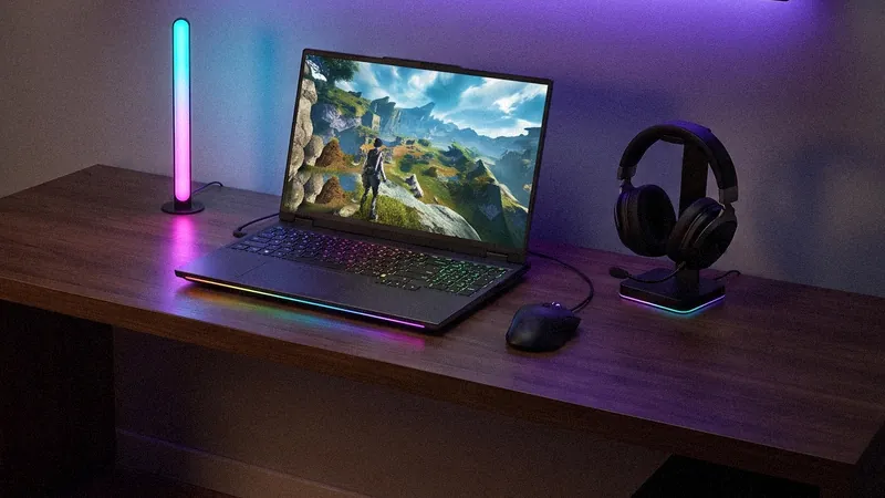 Notebook gaming Syspack GX-16 su una scrivania con barra luminosa RGB