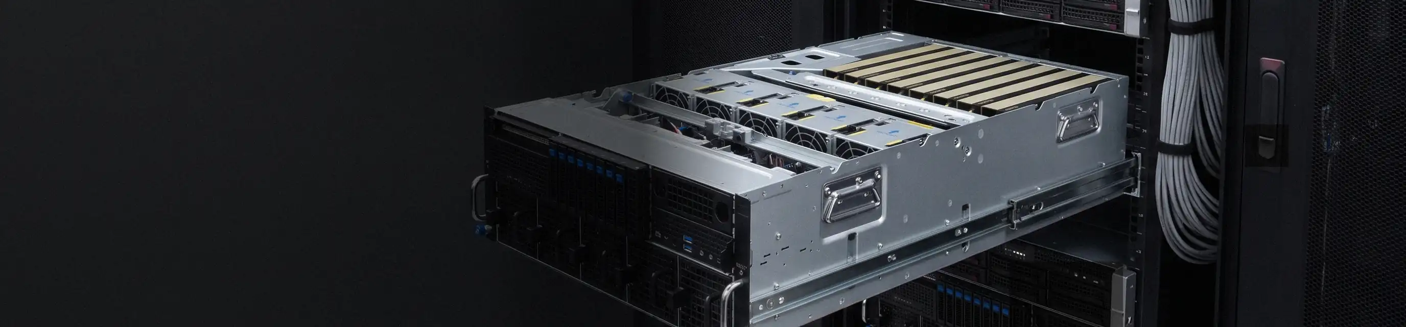 Server GPU Syspack estratto dal rack in una sala tecnica