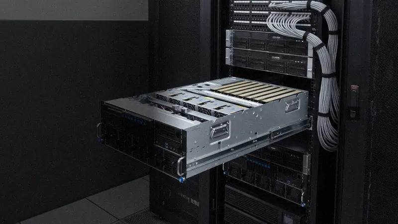 Server GPU Syspack estratto dal rack in una sala tecnica