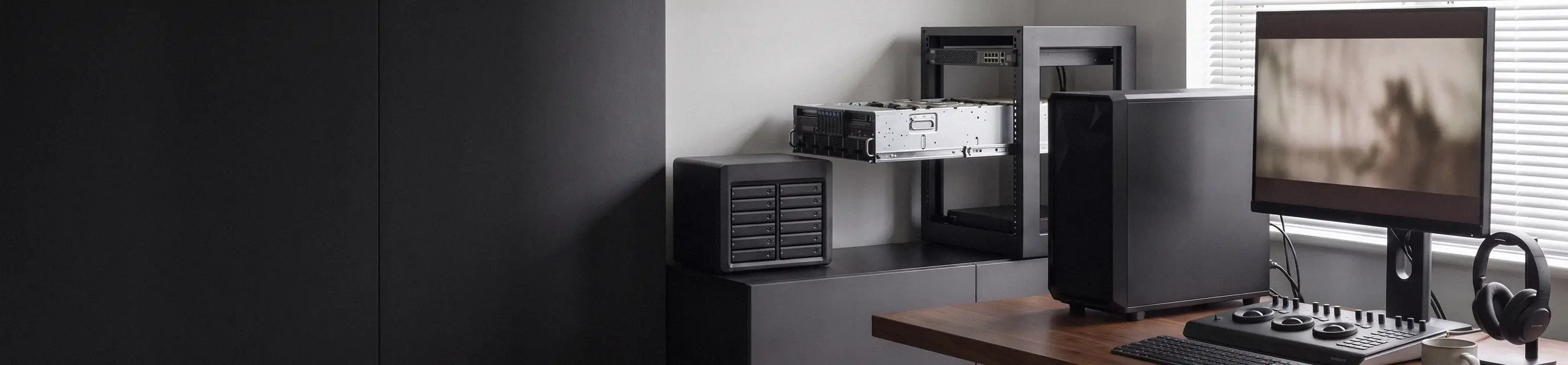 Studio di post-produzione con workstation, server GPU nel rack e NAS tower: le tre soluzioni Syspack in una postazione reale