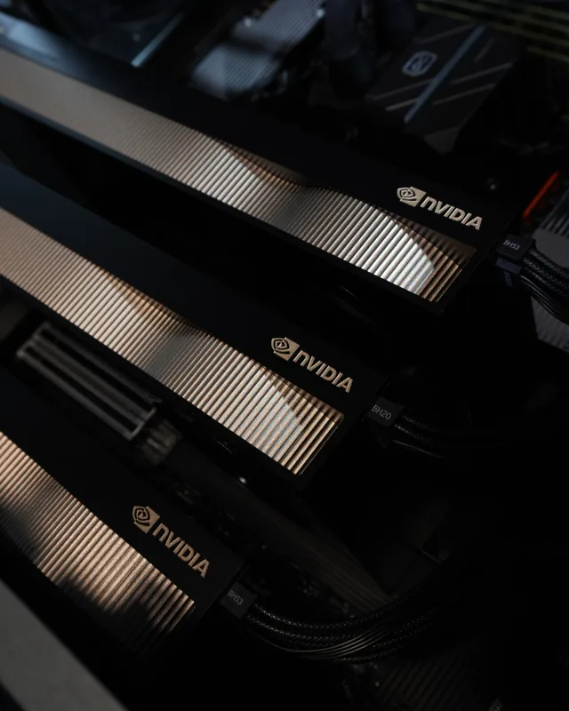 Tre schede NVIDIA RTX PRO montate in un server rack Syspack