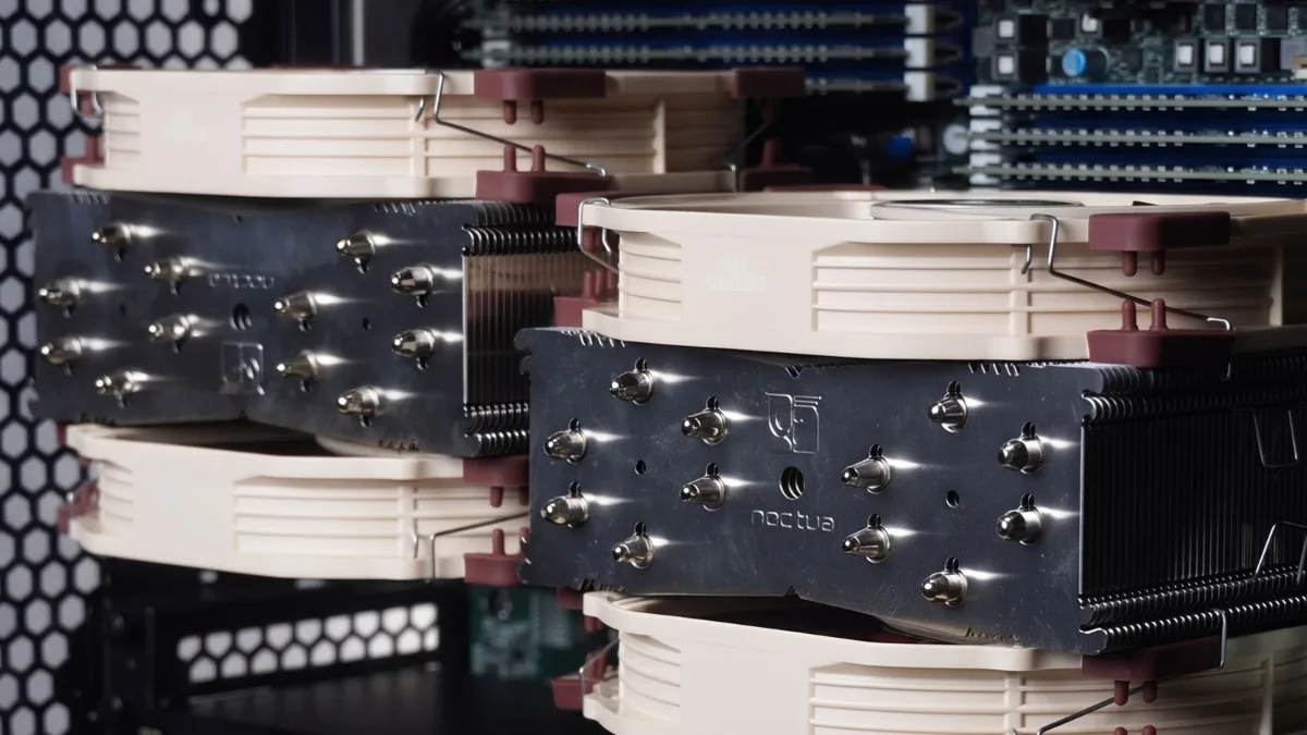 Interno di una workstation Syspack a doppia CPU: dissipatori Noctua, memorie e scheda video NVIDIA