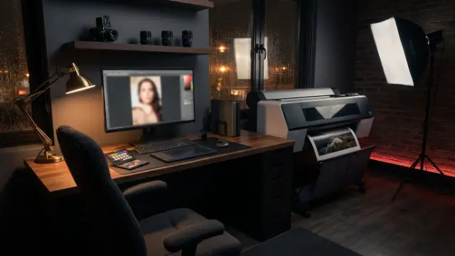 Studio di post-produzione fotografica con monitor calibrato